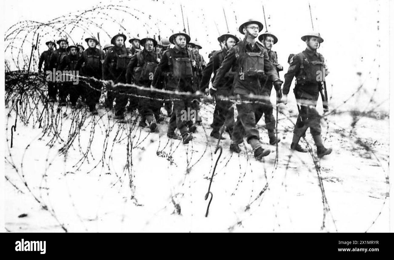 La squadra dell'esercito belga marcia lungo la riva del mare per raggiungere il loro campo di addestramento come parte delle esercitazioni militari, il personale dell'esercito britannico è presente. Foto Stock