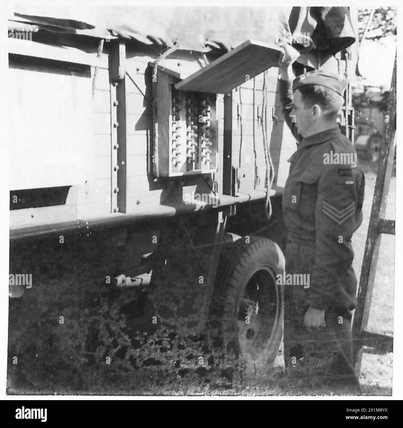 Il personale dell'esercito britannico effettua test dei cavi e tiene traccia degli equipaggiamenti degli autocarri per verificarne la prontezza operativa e la manutenzione. Foto Stock