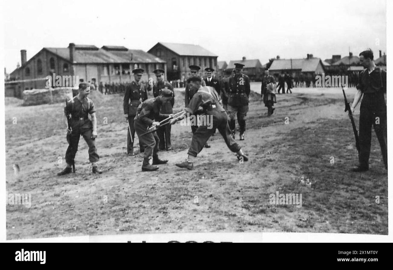 Sua Maestà il Re osserva le reclute dell'esercito britannico che praticano esercitazioni a baionetta durante gli esercizi di addestramento. Foto Stock