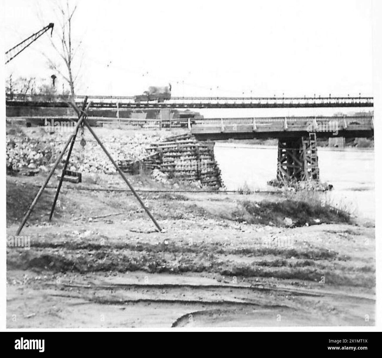 Le inondazioni autunnali in Italia hanno danneggiato un ponte stradale. I piani includono l'erezione di un ponte T.D. Flambo di 127 piedi sui moli ricostruiti 2 e 5 mentre si rimuovono i moli difettosi 3 e 4. Le inondazioni hanno danneggiato in precedenza le attrezzature del pontone americano e dei ponti Bailey. L'esercito britannico supervisiona la ricostruzione. Foto Stock