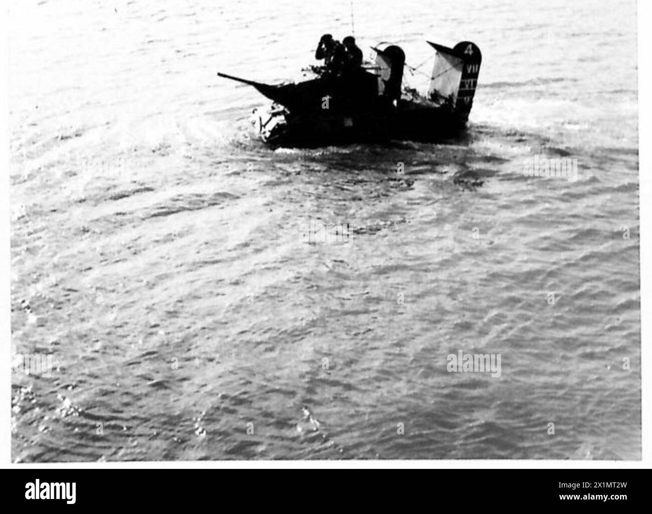Un carro armato Stuart conduce prove di guado muovendosi attraverso l'acqua dopo lo sbarco da un Landing Craft Tank (L.C.T.), British Army. Foto Stock