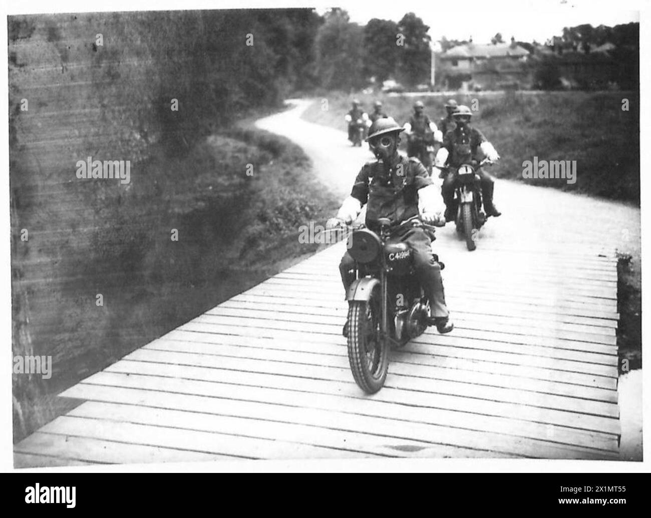 Il personale della polizia militare partì di pattuglia indossando maschere antigas, British Army. Foto Stock