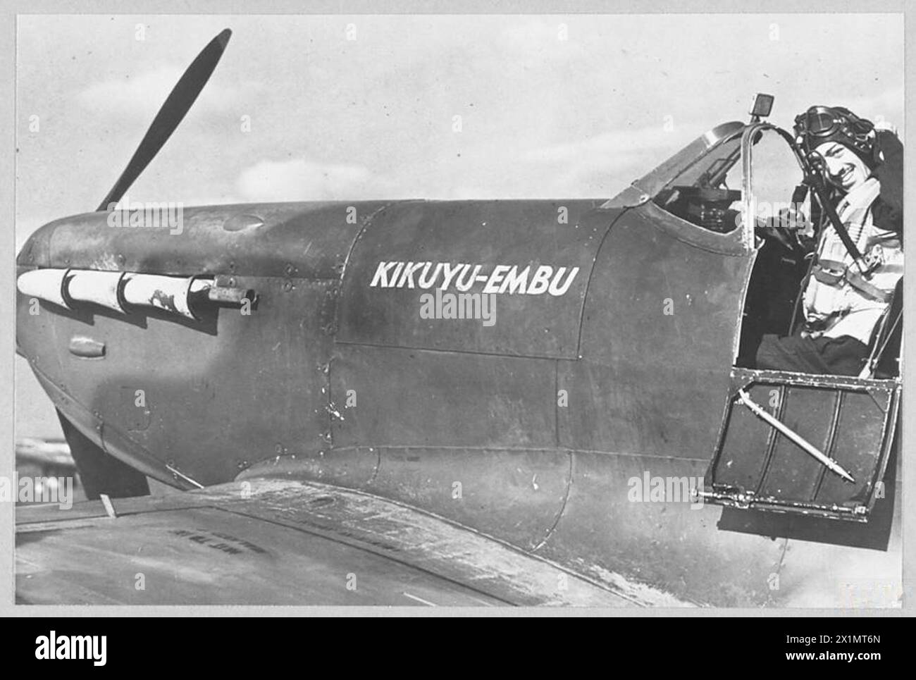 SPITFIRE DONATO DAI CAPI DEL KENYA IN FUNZIONE CON R.A.F. - 7678. Un giovane sergente pilota - il sergente J. Bunte della Florida - che serve in una stazione di caccia R.A.F. con il suo Spitfire 'KIKUYU-EMBU', la Royal Air Force Foto Stock