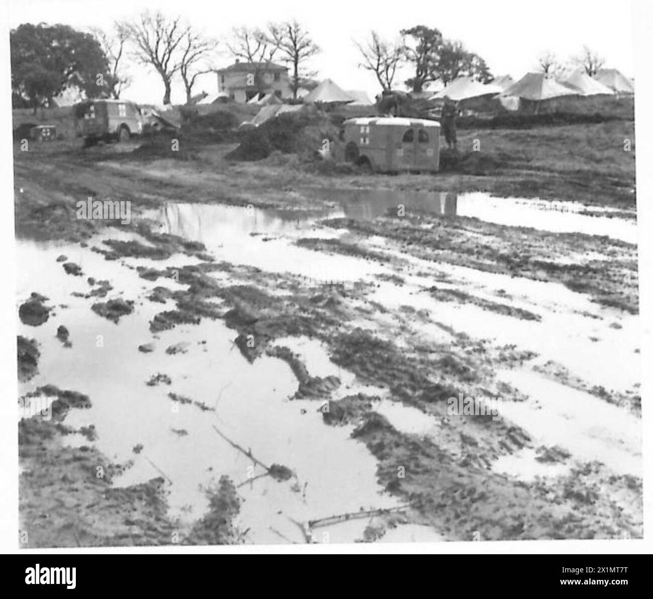 Due membri della sezione Survey studiano e approvano una mappa della Sicilia prima della distribuzione durante l'invasione, British Army. Foto Stock