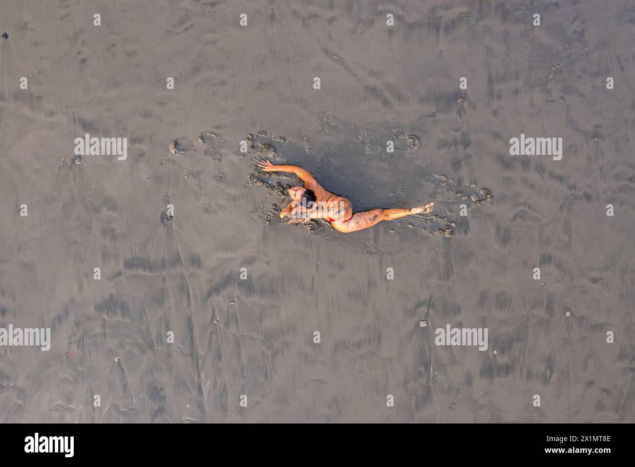 Vista aerea dell'Envision Festival sulla spiaggia della Costa Rica, bandiera LGTB, ginnastica Foto Stock