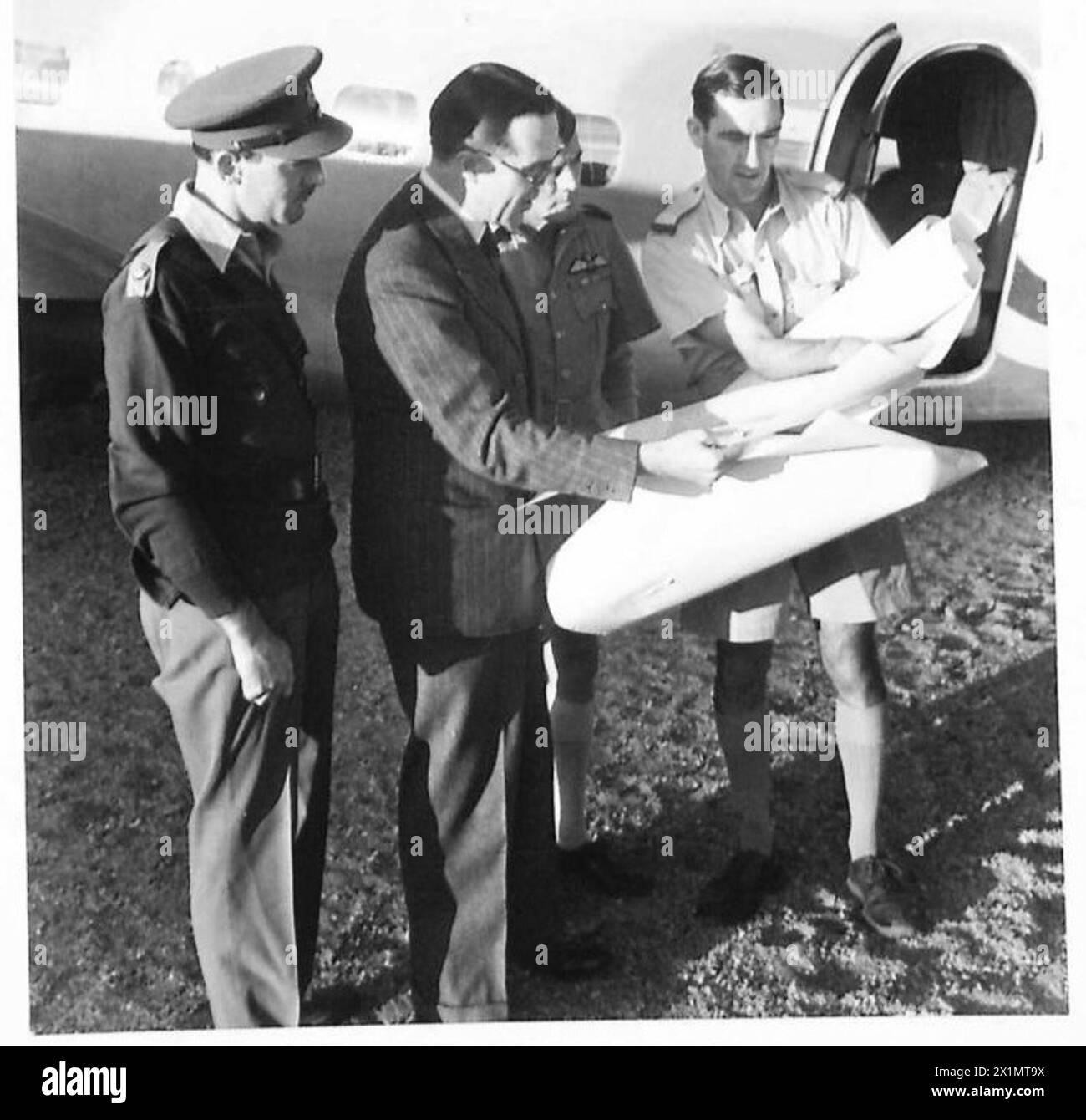 Sir Walter Monckton, Direttore generale del Ministero dell'informazione, esamina una mappa prima di partire per il Medio Oriente in aereo per Mosca. Foto Stock