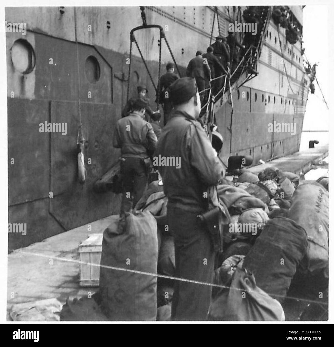 I prigionieri tedeschi sono scortati dalle truppe americane a una nave nei moli di Algeri occupati dagli Alleati durante l'operazione Torch, 12-13 novembre 1942. Foto Stock