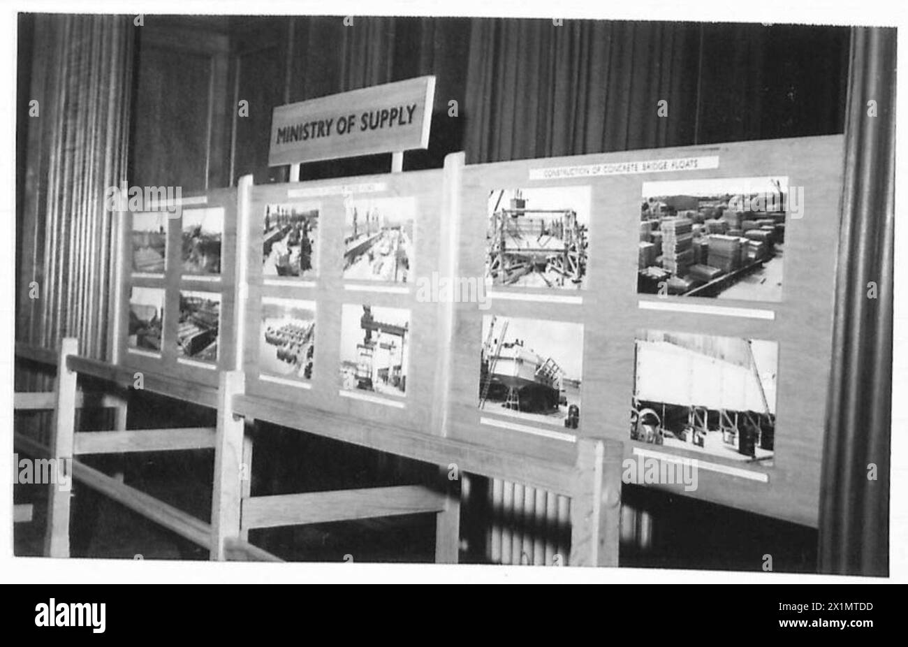 Fotografie della Mulberry Exhibition tenutasi presso l'Institute of Civil Engineers di Londra, che espone mostre relative a progetti ingegneristici dell'esercito britannico. Foto Stock