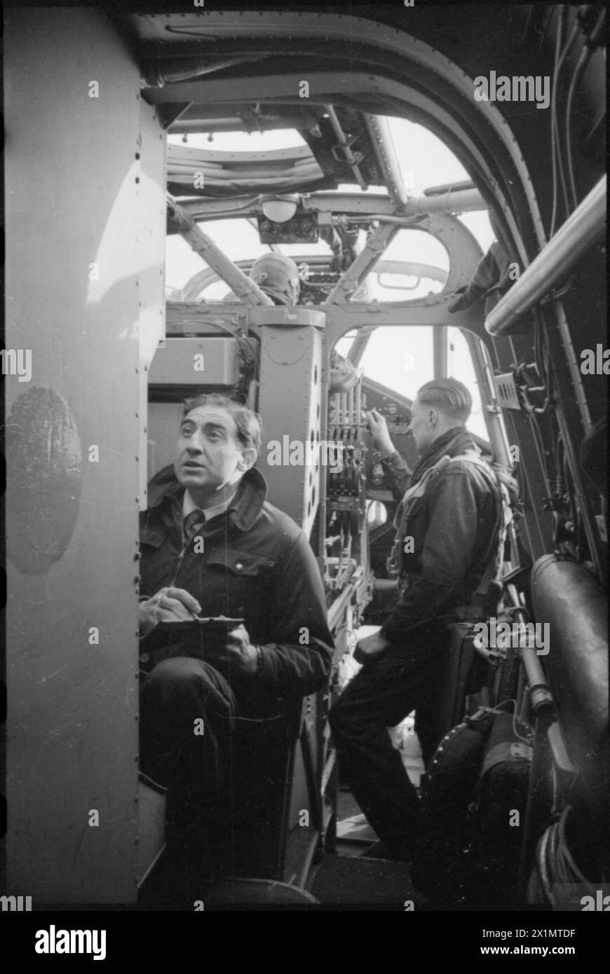 I preparativi per il primo volo di prova di un bombardiere Halifax si svolgono all'aeroporto di Radlett nel 1942, con il secondo pilota che registra le letture degli strumenti durante il volo. Foto Stock