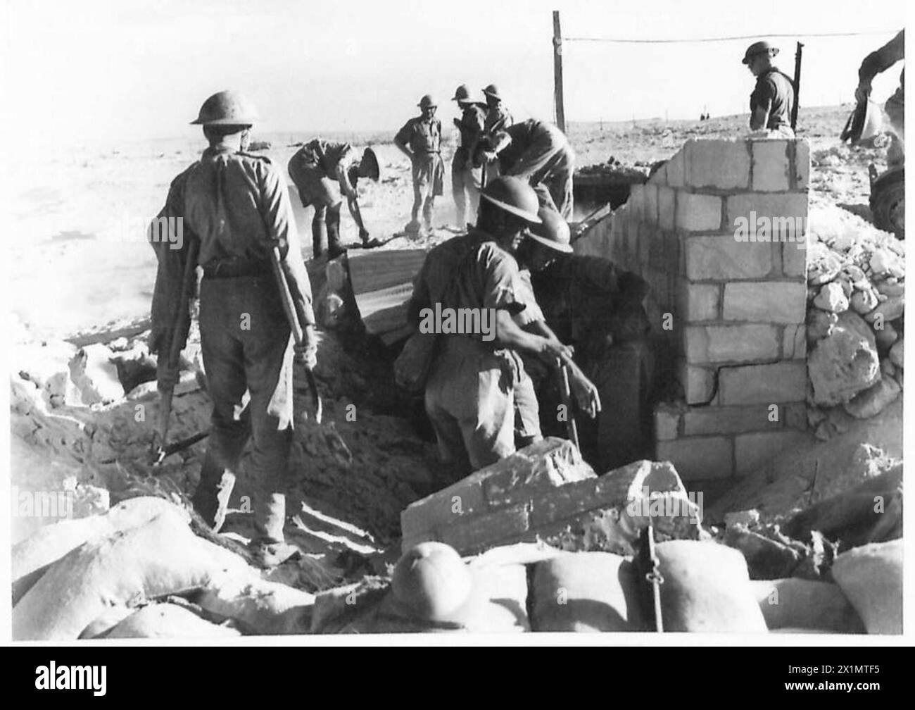 I soldati dell'esercito britannico scavano personale sepolto in Nord Africa e Medio Oriente durante il 1940-1947, mostrando recupero e operazioni sul campo, British Army. Foto Stock