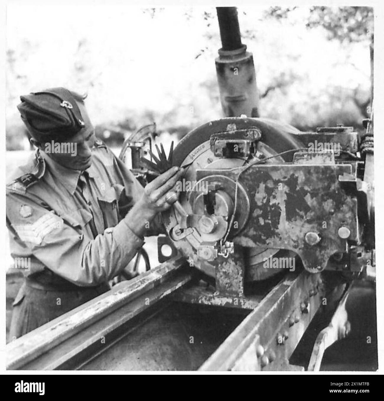I laboratori in avanti dell'Ottava Armata britannica in Italia mantengono l'artiglieria fino a 7,2 pollici. Armatura S/Sgt. A. Foster testa i componenti di una pistola da 4,5 pollici per garantire la prontezza operativa. Foto Stock