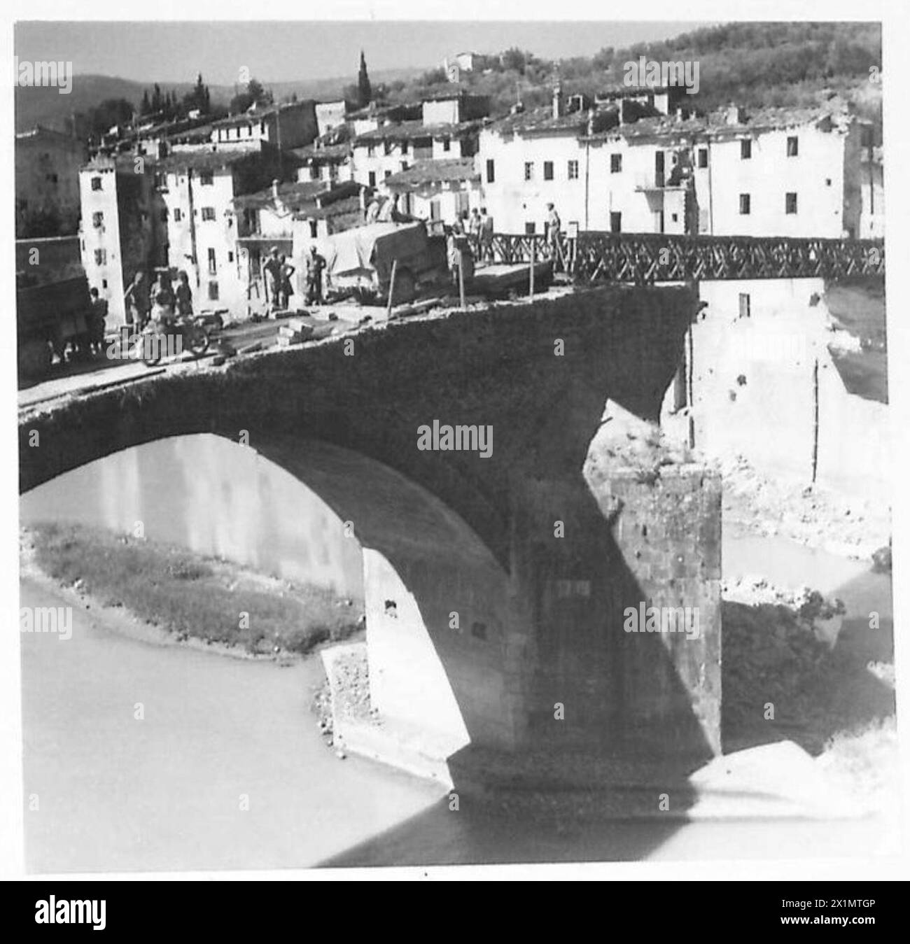 L'Ottava Armata costruisce un ponte Bailey sul fiume Arno a Pontassieve, British Army. Foto Stock