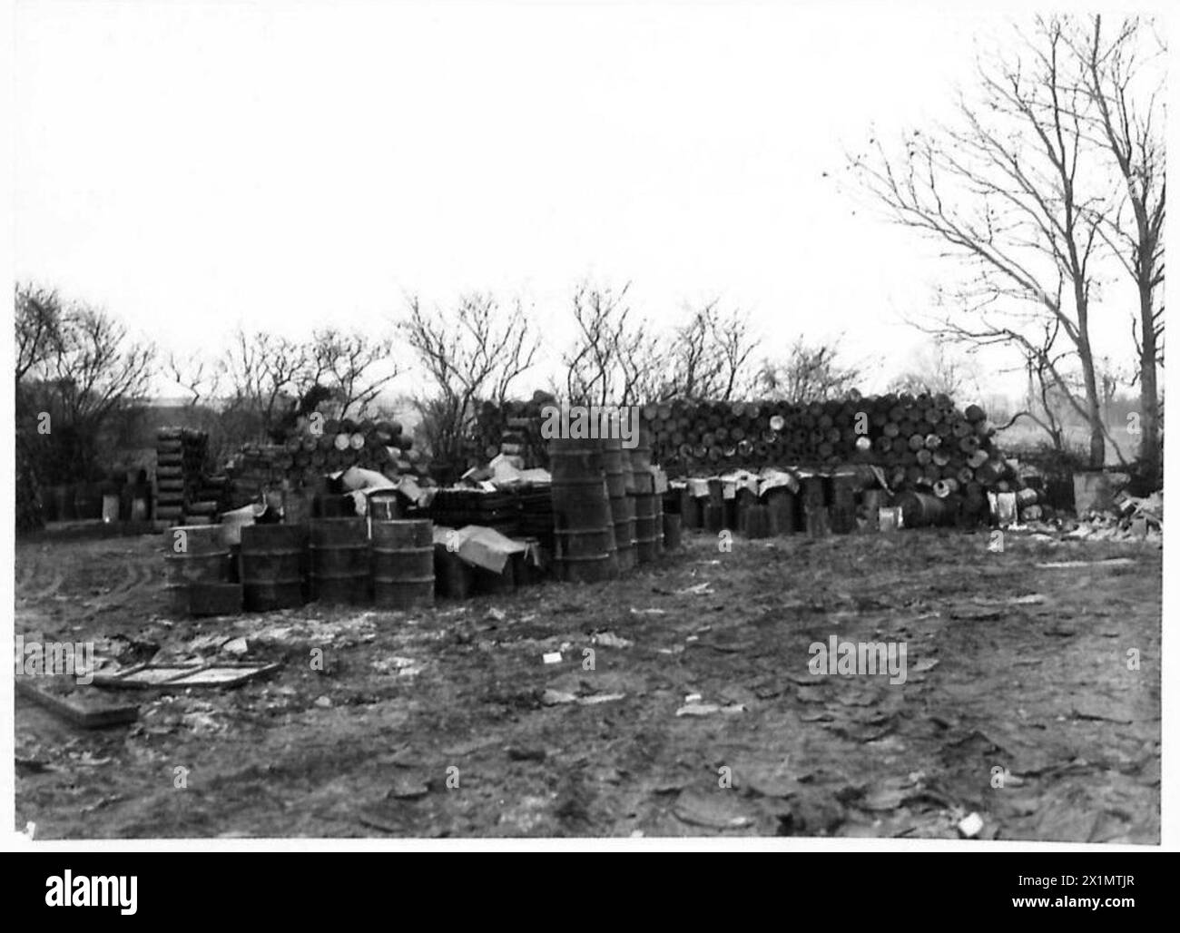 Una pila di tamburi vuoti viene raccolta per le operazioni di salvataggio dell'esercito, British Army. Foto Stock