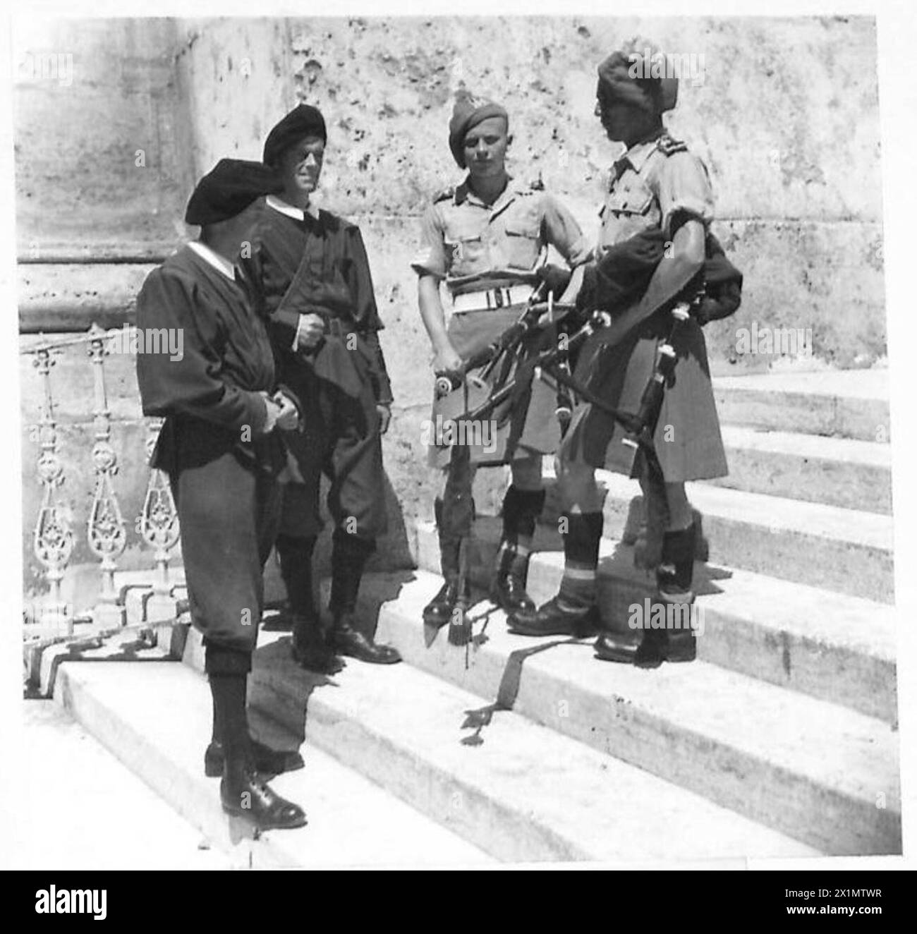 Durante una parata a città del Vaticano, due piffi della Brigata irlandese parlano con le guardie svizzere, il personale dell'esercito britannico presente all'evento. Foto Stock