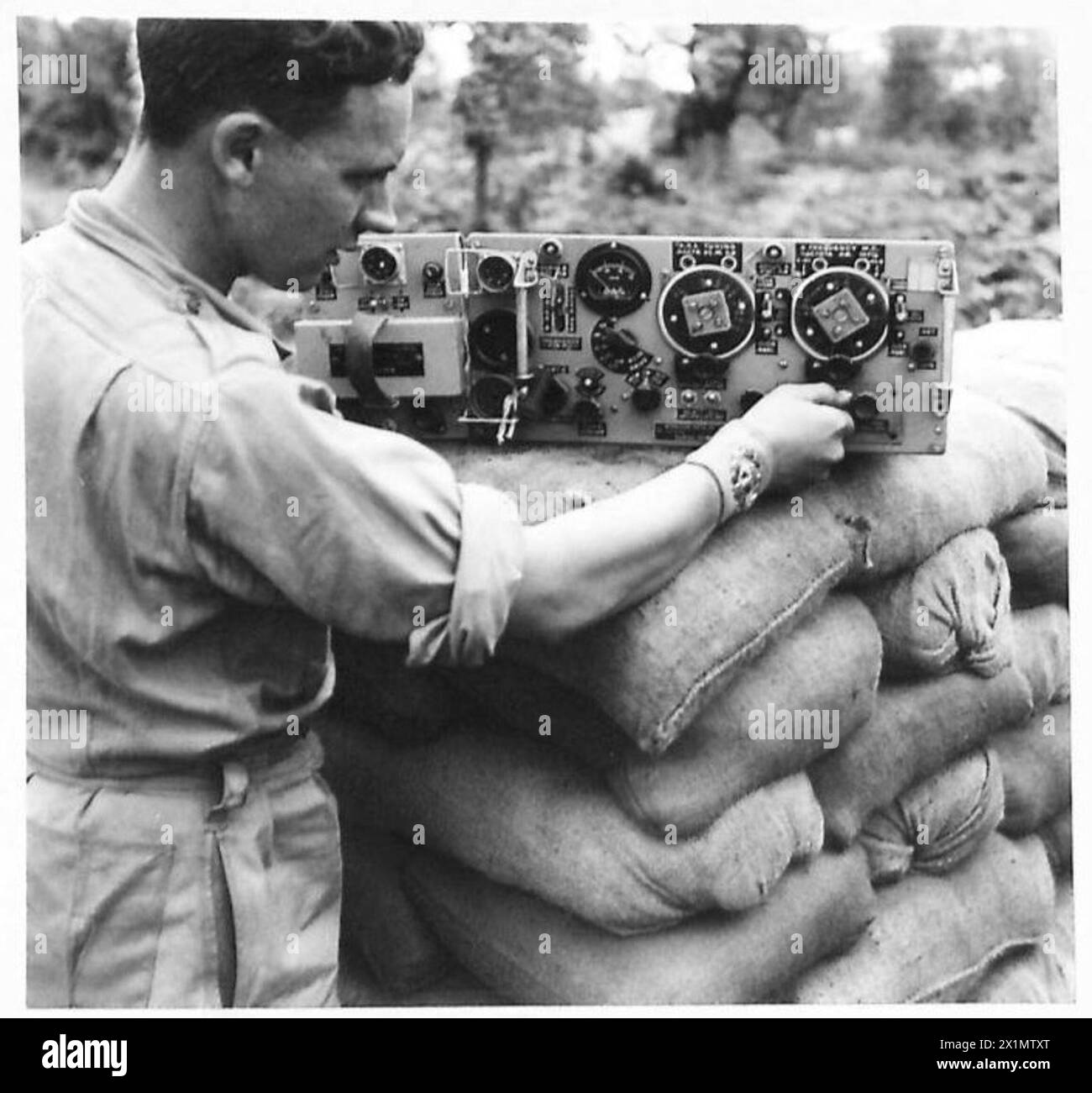 Una radio corazzata di fabbricazione britannica, originariamente prodotta per la Russia nell'ambito del programma Lend-Lease, è mostrata in uso dalle forze britanniche alla testa di ponte di Anzio. La radio, con marcature e istruzioni russe, è gestita dalla AQMS E. Raspin di Bolton, Lancashire. Foto Stock