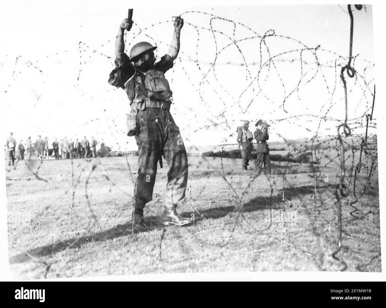 Il personale dell'esercito britannico pratica l'erezione di filo spinato come parte delle esercitazioni di addestramento del Northern Command. Foto Stock