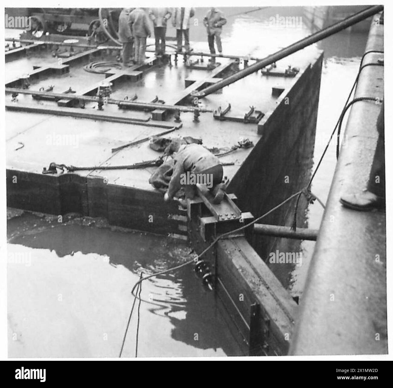 Cassoni galleggianti con squali posizionati presso East India Dock, British Army. Foto Stock