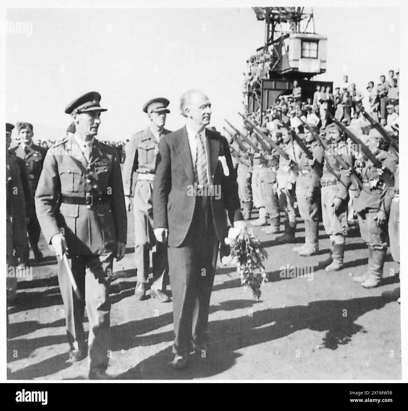 Il primo ministro M. Papandreou, con il tenente generale Scobie, ispeziona la Guardia d'Onore ad Eracle durante l'istituzione del nuovo governo greco. Foto Stock