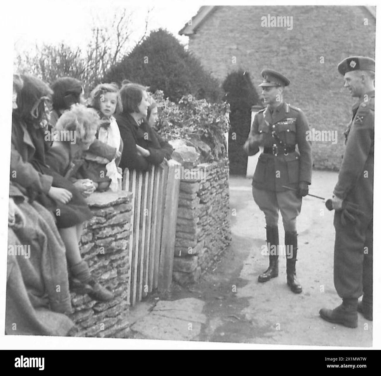 Il re osserva una dimostrazione di trappola di carri armati e interagisce con gli abitanti del villaggio durante il giorno del re con le truppe dell'esercito britannico. Foto Stock