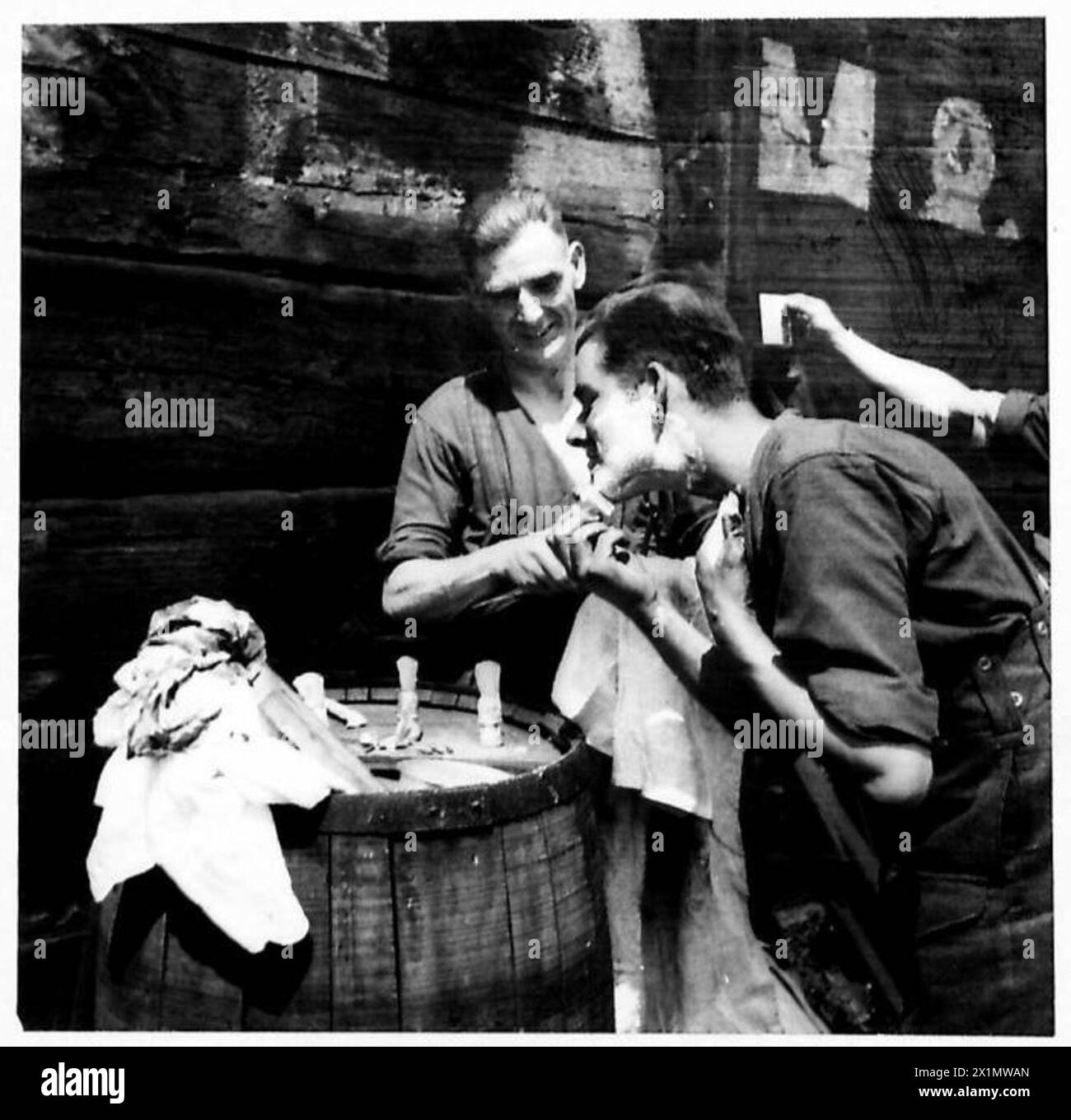 Le truppe della British Expeditionary Force ripuliscono e radono sulla banchina all'arrivo a Plymouth. Foto Stock