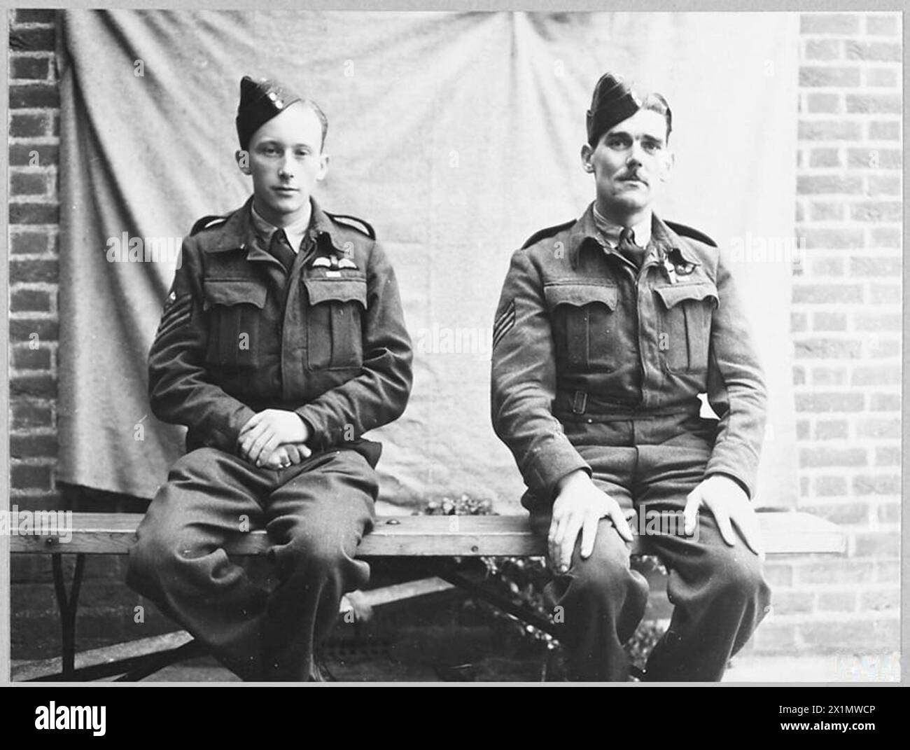 D.F.M. PER DUE MEMBRI DELLO STESSO EQUIPAGGIO: IL SERGENTE DI VOLO STANLEY PERCY CLARK, e IL SERGENTE WILLIAM DOWSETT - erano rispettivamente pilota e cannoniere medio-alto di un aereo incaricato di attaccare Francoforte una notte nell'ottobre 1943, ed entrambi hanno ricevuto la Distinguished Flying Medal. Poco dopo che le bombe erano state rilasciate sul bersaglio, l'aereo fu attaccato da un caccia mentre era illuminato nei fari di ricerca. Il bombardiere fu colpito dal fuoco delle mitragliatrici del enemys, causando molti danni e il cannone posteriore fu ucciso. Nonostante ciò, il sergente di volo Clark è freddo e abilmente fuori manovra Foto Stock