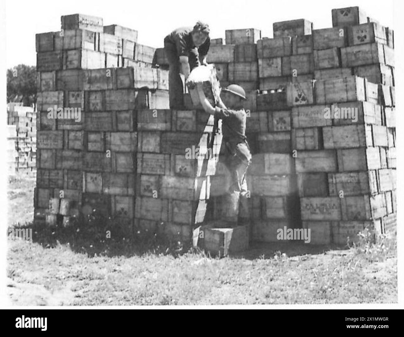 Ad Anzio, 37 R.S.D. gestisce scorte alimentari sufficienti a sfamare tre milioni di uomini per tre giorni, sostenendo l'imminente collegamento alleato, British Army. Foto Stock