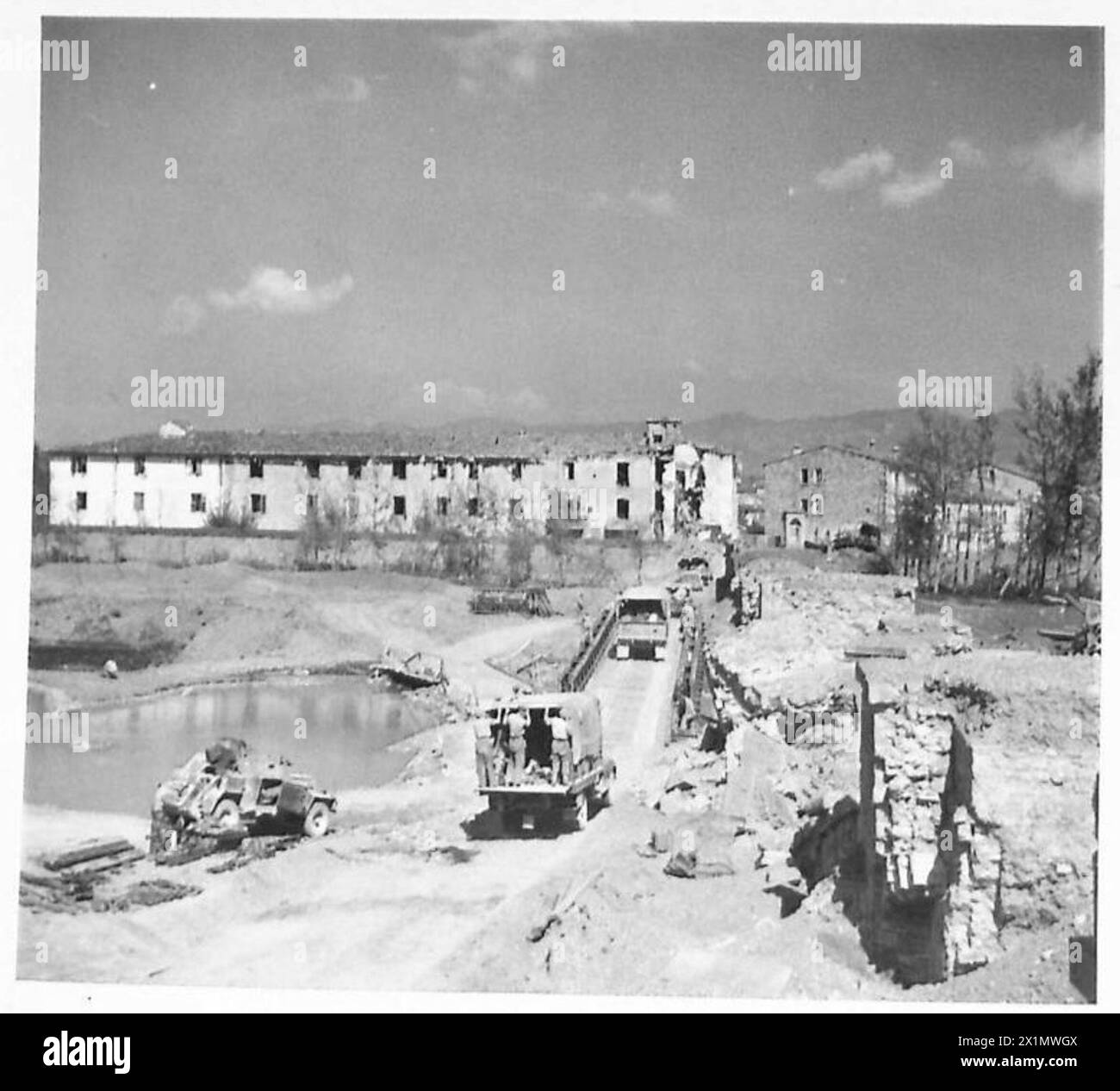 L'Ottava Armata britannica costruì un nuovo ponte sul fiume Sieve vicino a Borgo San Lorenzo, sostituendo uno distrutto dai bombardamenti della Royal Air Force durante la seconda guerra mondiale Foto Stock