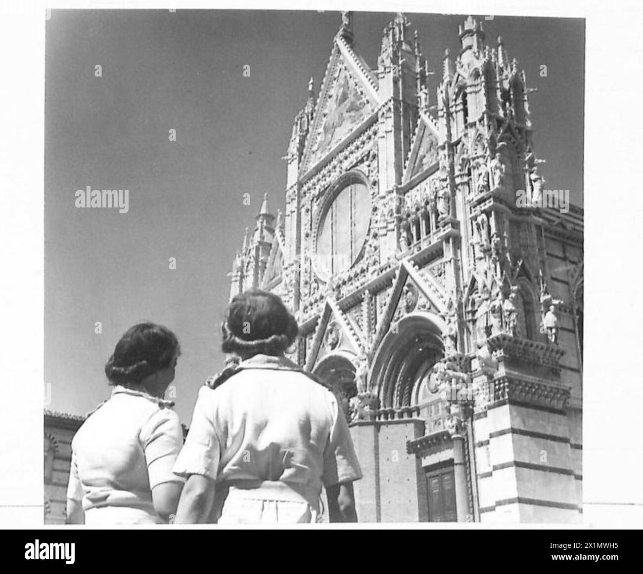 Due sorelle che prestano servizio nell'esercito britannico ammirano i dettagli architettonici della cattedrale di Siena mentre sono in congedo, l'esercito britannico. Foto Stock