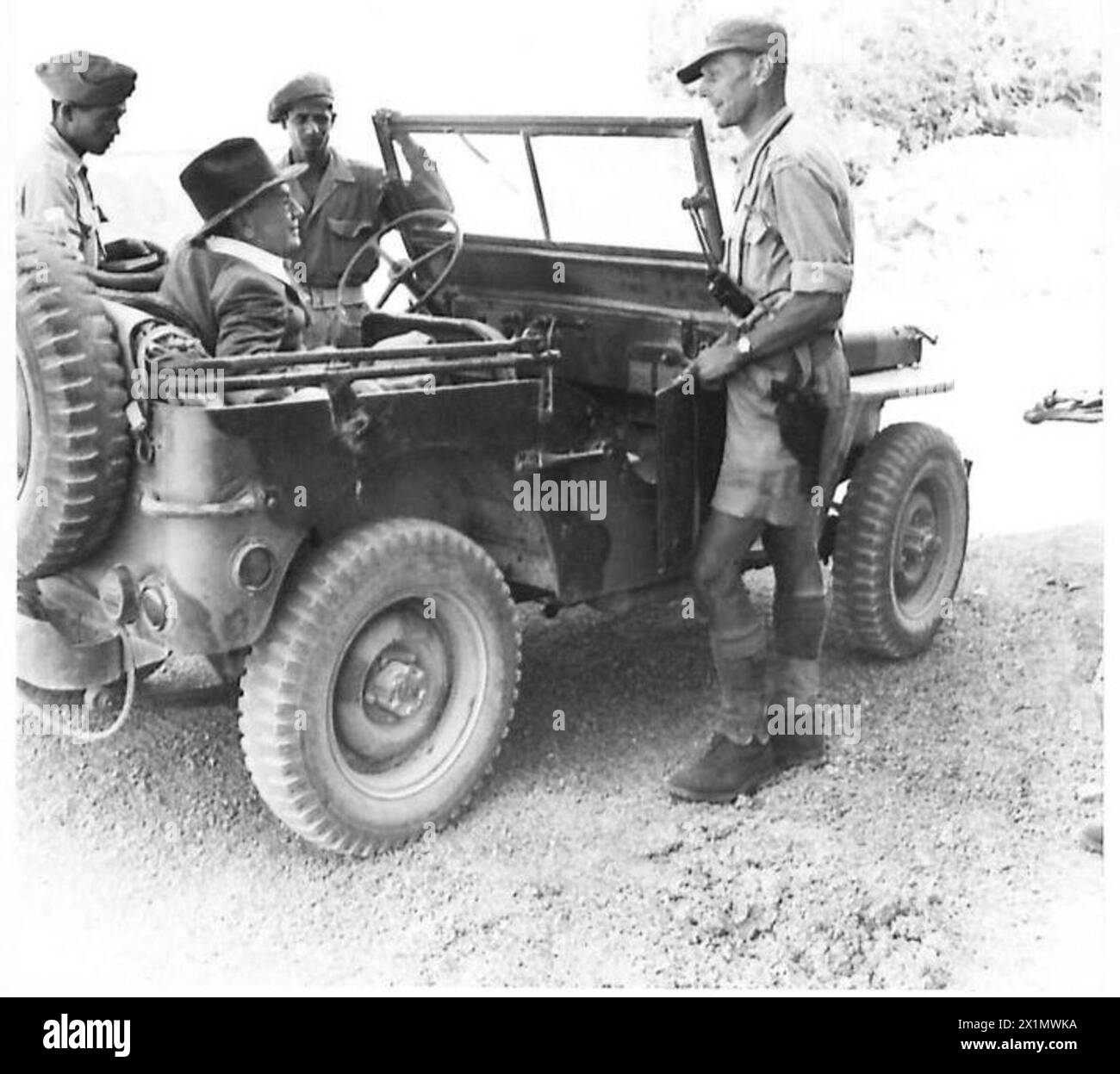 Il tenente colonnello Douglas della 10th Indian Division discute di questioni militari con il signor Amery durante una visita del Segretario di Stato per l'India, l'esercito britannico. Foto Stock