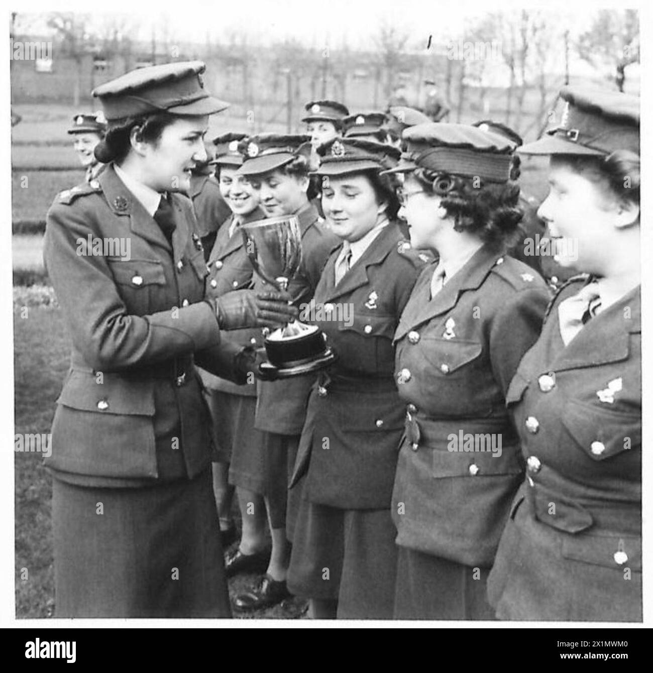 Un ufficiale dell'A.T.S. presenta la coppa Mitchell-Hill agli ausiliari per il miglior giardino dell'esercito del Southern Command, sotto osservazione dell'esercito britannico. Foto Stock