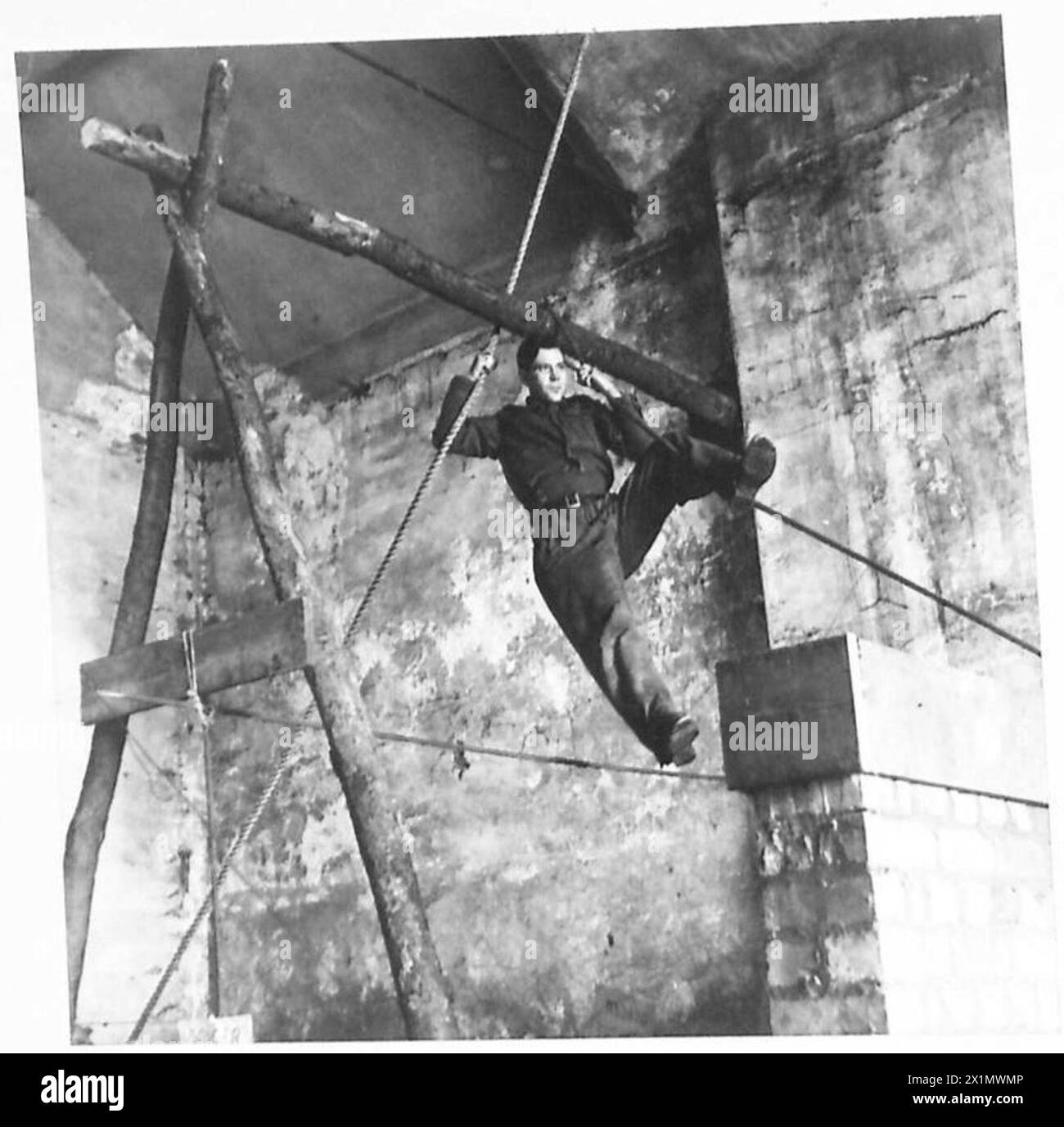 Gli studenti di un corso della commissione di selezione dell'Ufficio militare britannico partecipano a valutazioni volte a valutare il potenziale di leadership, le capacità decisionali e l'idoneità per i ruoli di ufficiale. Foto Stock