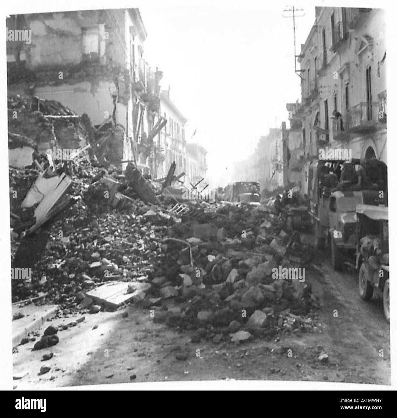 I trasporti alleati della Quinta Armata si muovono lungo una strada parzialmente bloccata a Torre Annunziata durante l'invasione dell'Italia. Foto Stock