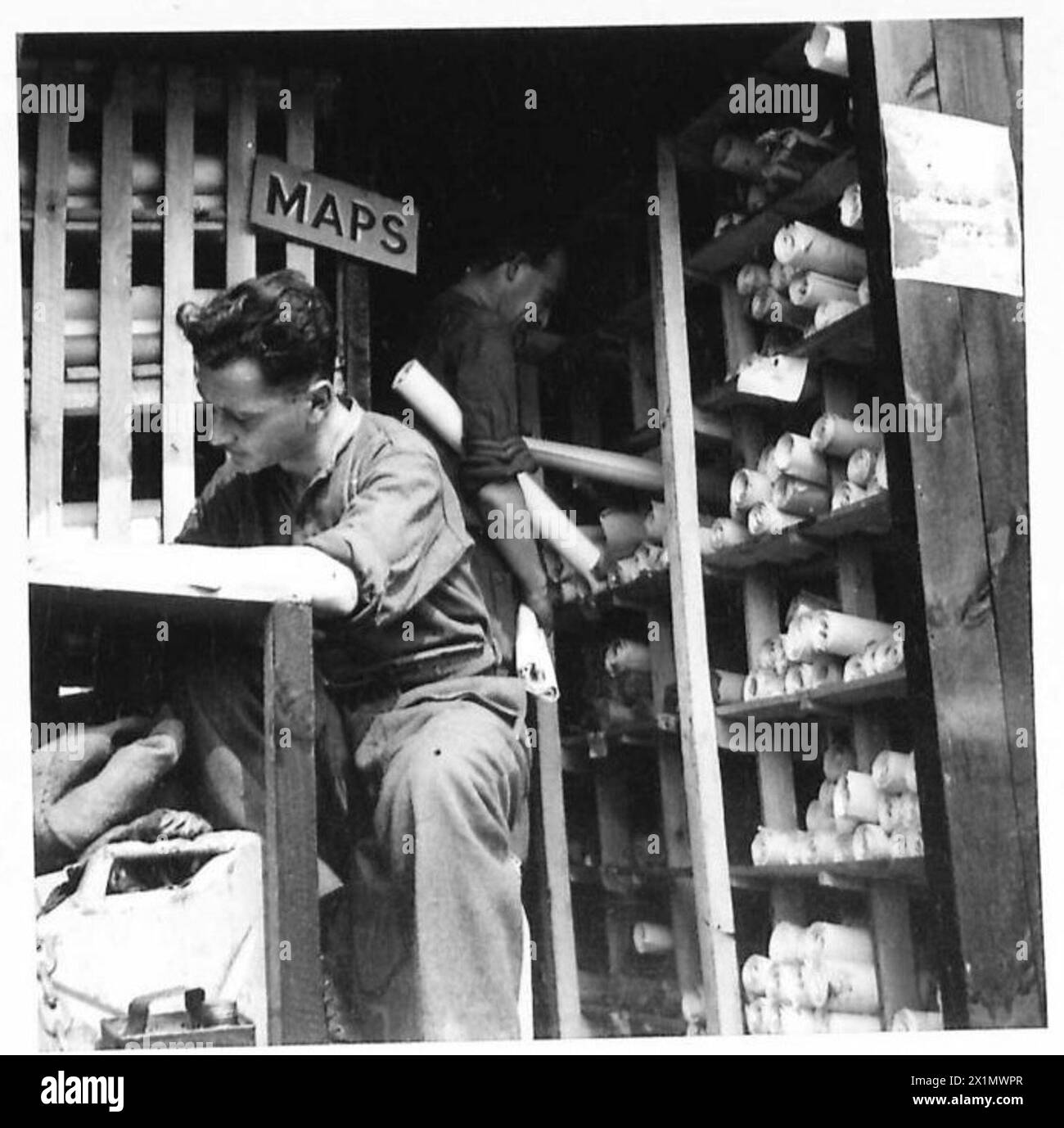 Un camion cartaceo del corpo in Francia dotato di fori per piccioni per le mappe dell'area di battaglia, gestito dal sergente cartaceo del corpo E DAL RE Survey Corporal del British Army, 21st Army Group. Foto Stock
