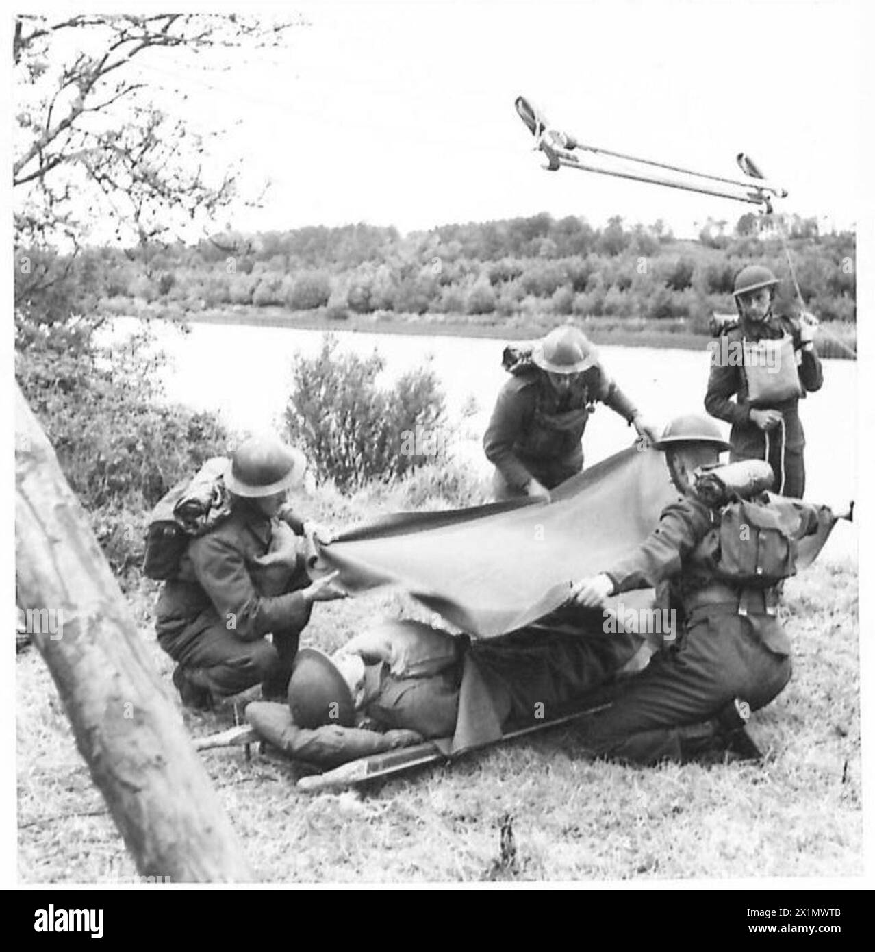 Una vittima è assicurata su una barella per un trasporto sicuro attraverso un fiume usando un nuovo metodo di attraversamento, British Army. Foto Stock