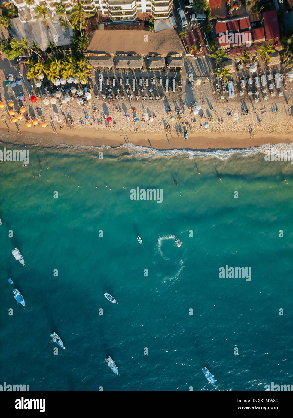 Giri in barca nell'oceano sottostante vicino alla famosa spiaggia di Puerto Vallarta, Messico. Foto Stock