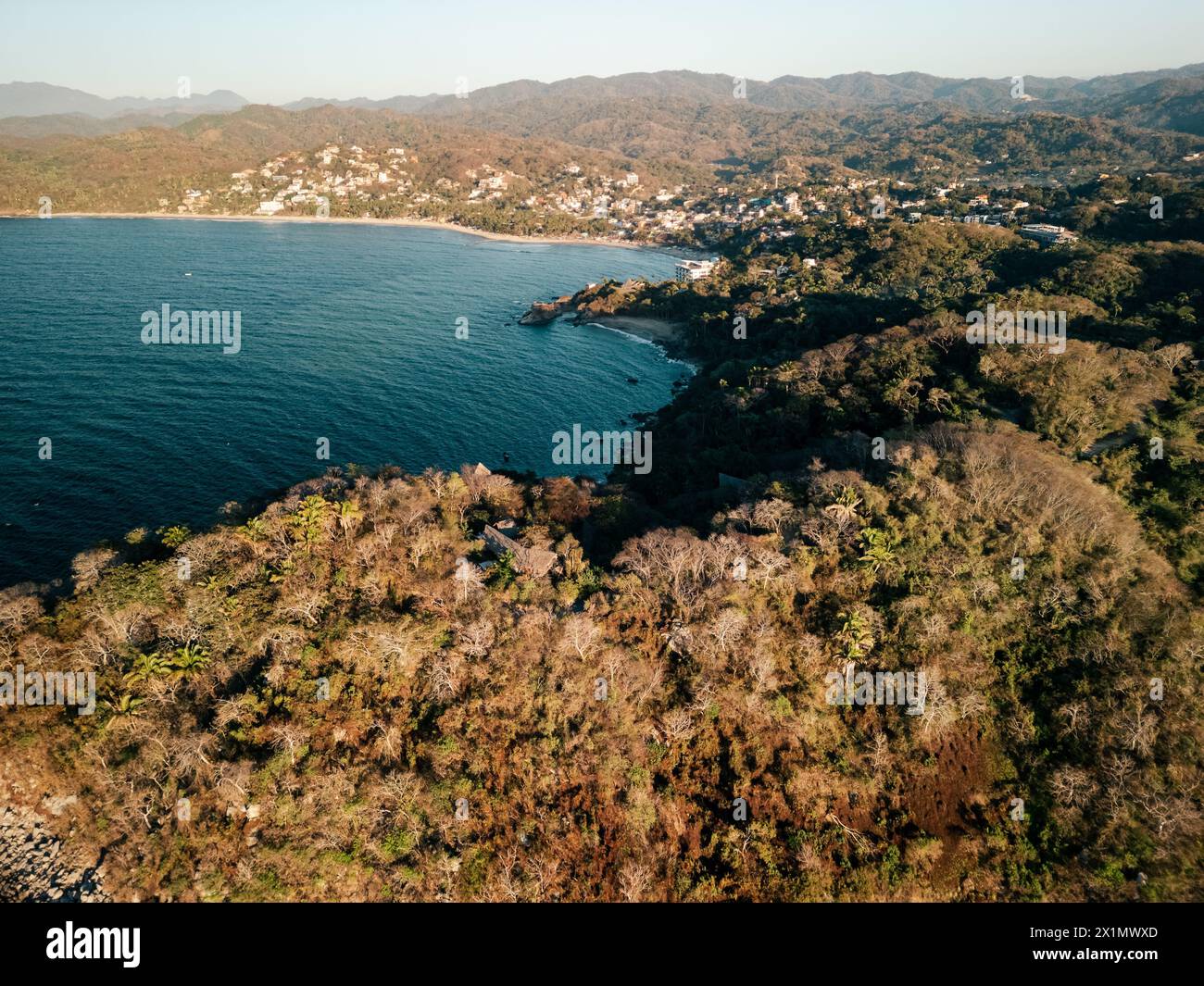 Vista della spiaggia di Sayulita Mexico a nord-est. Vista aerea al tramonto con le onde che si infrangono al punto. Foto Stock