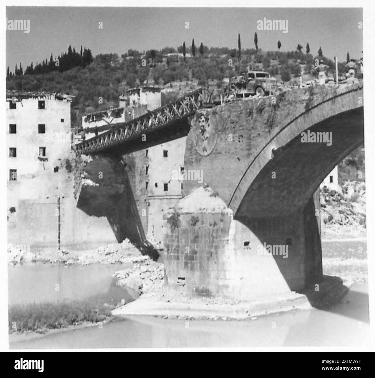 L'OTTAVO ESERCITO PRENDE PONTASSIEVE, l'arco del ponte soffiato sull'Arno a Pontassieve, British Army Foto Stock