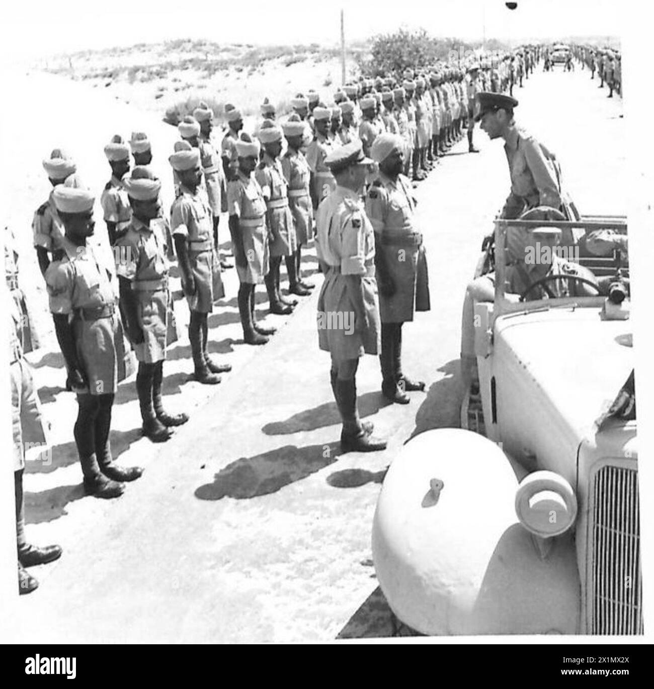 Sua Maestà incontra e ispeziona il Punjab Regiment con l'Ottava Armata, l'Esercito britannico. Foto Stock