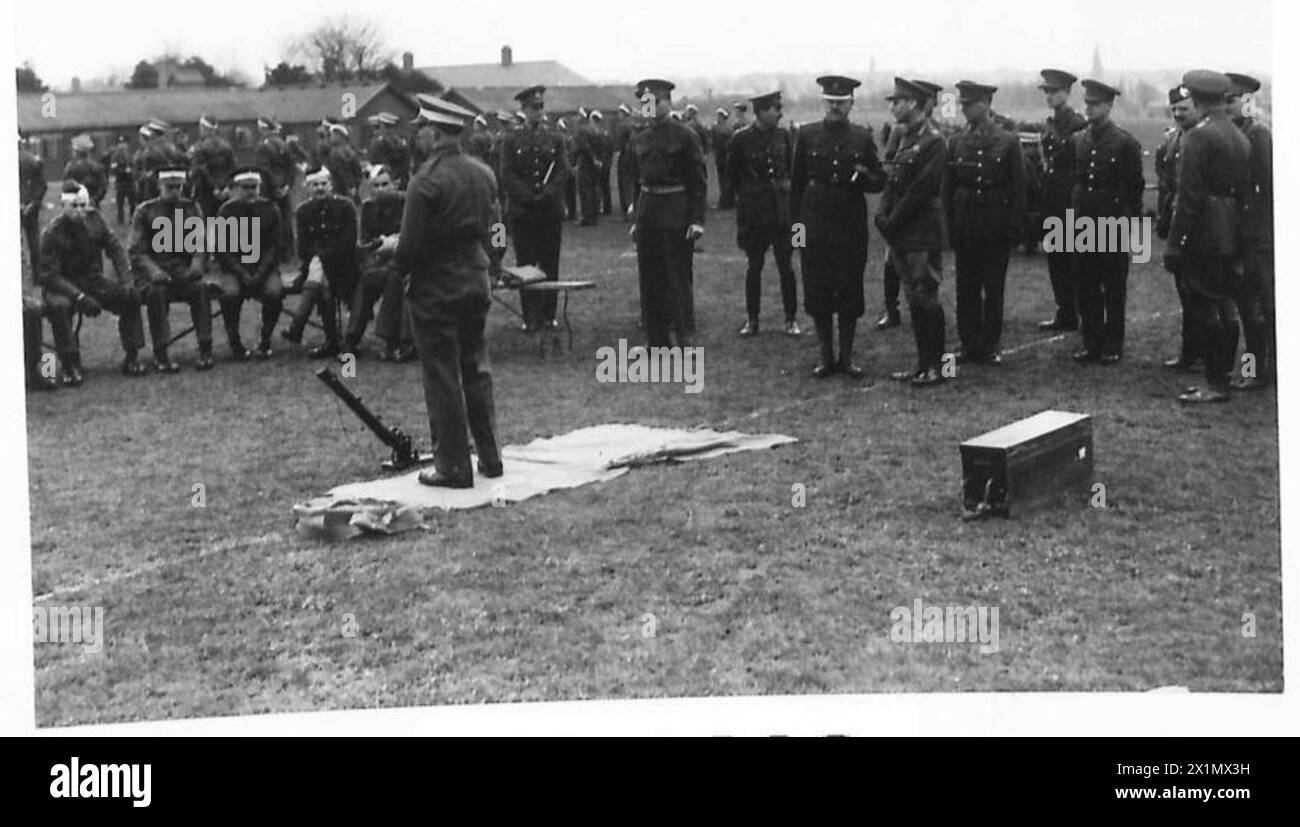 Sua Maestà il Re visita l'unità O.C.T. ad Aldershot, esaminando personale, operazioni e strutture dell'esercito britannico. Foto Stock