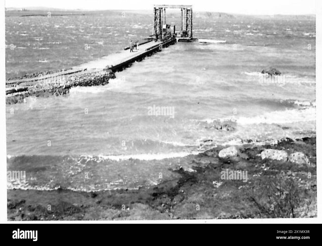 INCARICO SPECIALE PER D.TN. - 'V' Trestle Pier Head in alto mare durante la gale, British Army Foto Stock