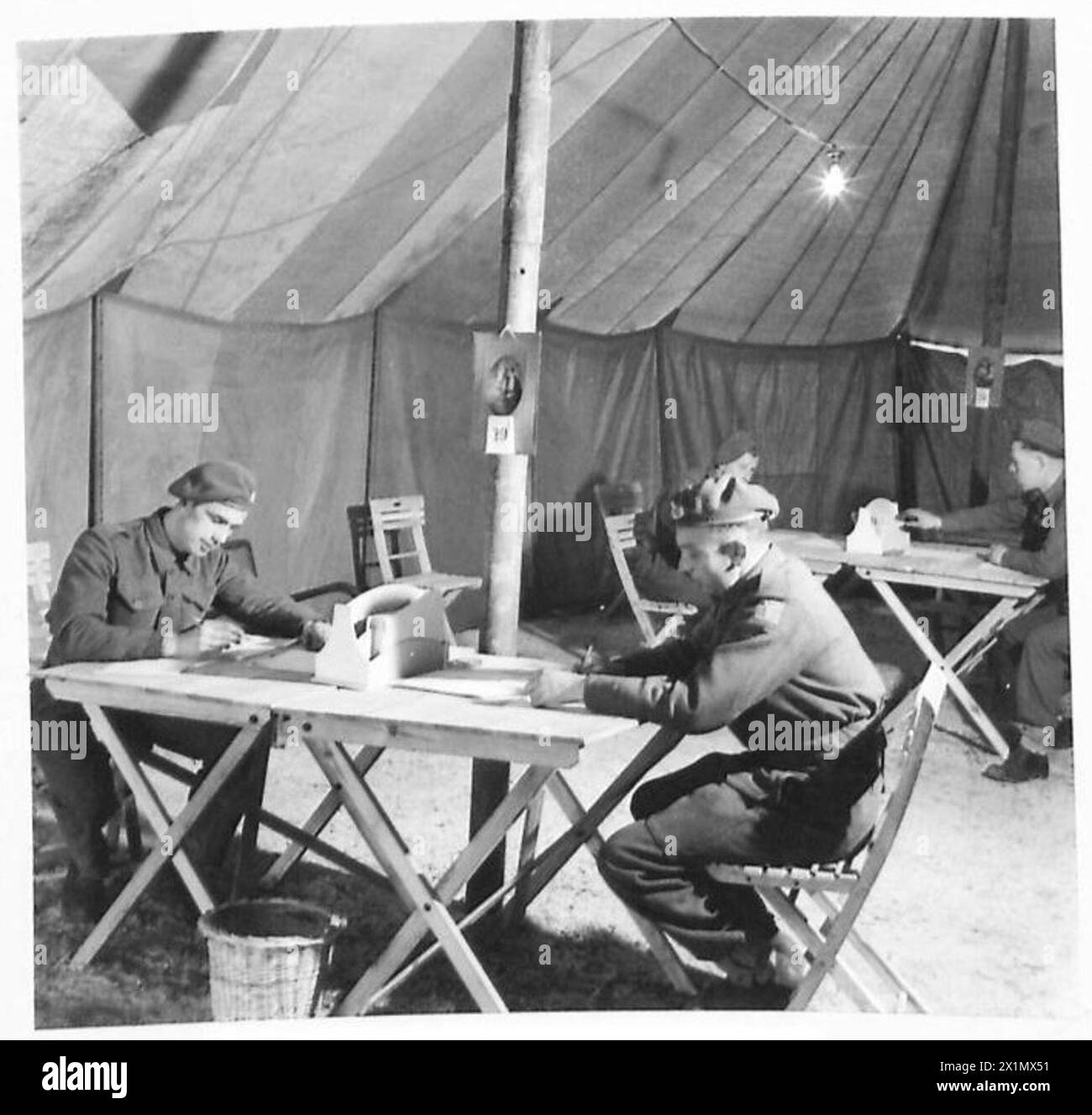 DVR. G. Langley e TPR. A. Knee del Reece Corps scrive lettere a casa durante il servizio con la Fifth Army, British Army. Foto Stock DVR. G. Langley e TPR. A. Knee del Reece Corps scrive lettere a casa durante il servizio con la Fifth Army, British Army. Foto Stock