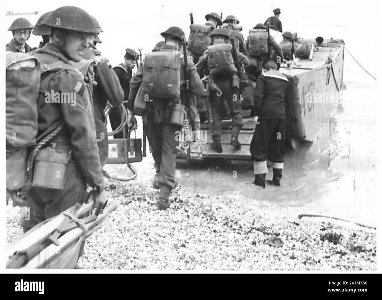 Gli uomini di un battaglione del reggimento Hampshire vengono mostrati salire a bordo di un mezzo da sbarco durante un'esercitazione combinata, illustrando l'addestramento anfibio da parte dell'esercito britannico. Foto Stock