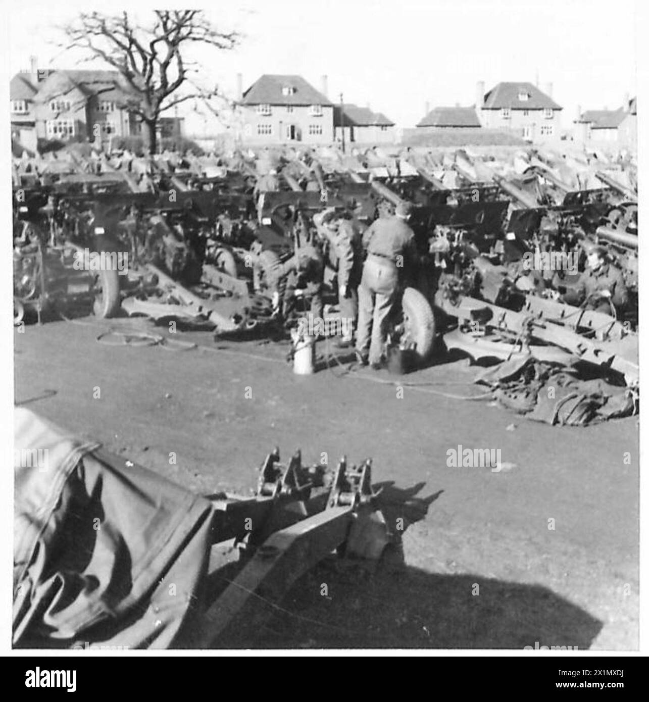 Le unità di verniciatura a spruzzo rivestono cannoni da 25 libbre in parchi di tiro come parte dei preparativi dell'esercito britannico per il secondo fronte. Il personale militare gestisce le attrezzature. Foto Stock