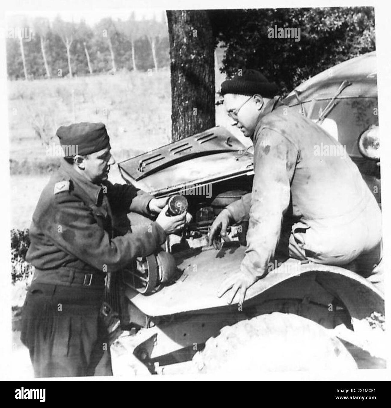 Il 2° tenente Bob Kenkins e Arthur Guyer, ex personale della Marina degli Stati Uniti, prestano servizio nell'American Field Service con l'Eighth Army come personale di collegamento per il trasporto e di ambulanza, coordinandosi con i laboratori britannici (486 Coy. R.A.S.C.), British Army. Foto Stock