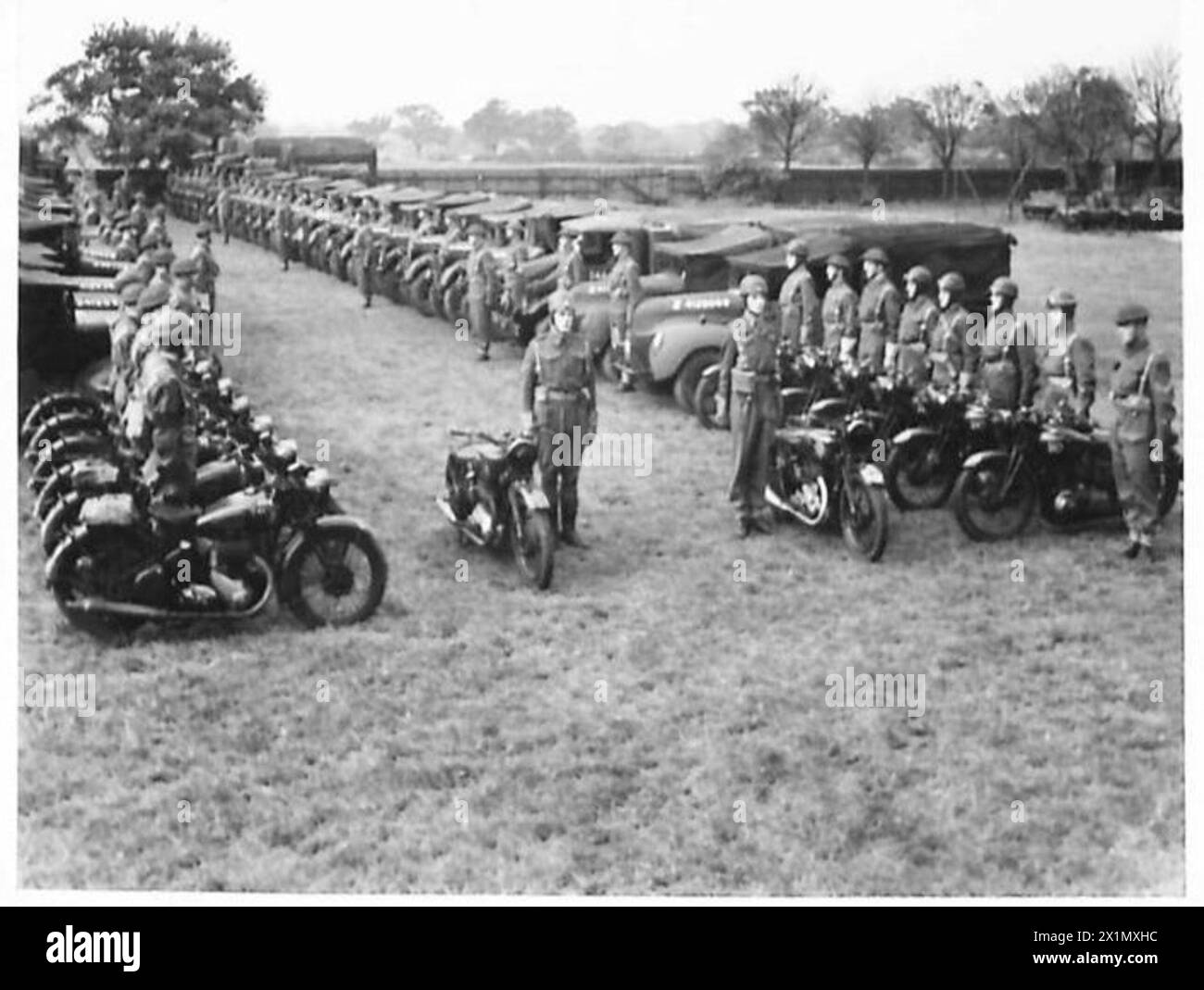 Il trasporto a motore di un battaglione della Scots Guards è allineato con i motociclisti del battaglione in primo piano, illustrando l'organizzazione logistica e veicolare dell'esercito britannico. Foto Stock
