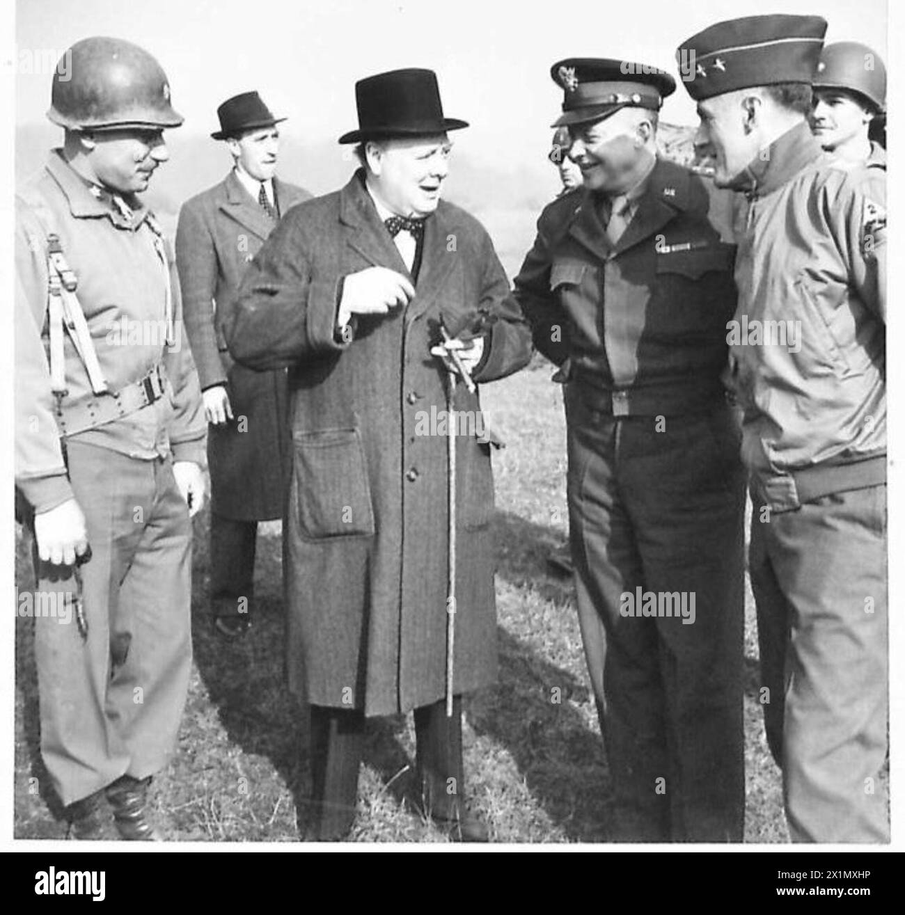 Il primo ministro e il generale Eisenhower incontrano le truppe americane durante un tour, illustrando la cooperazione alleata nella seconda guerra mondiale Foto Stock