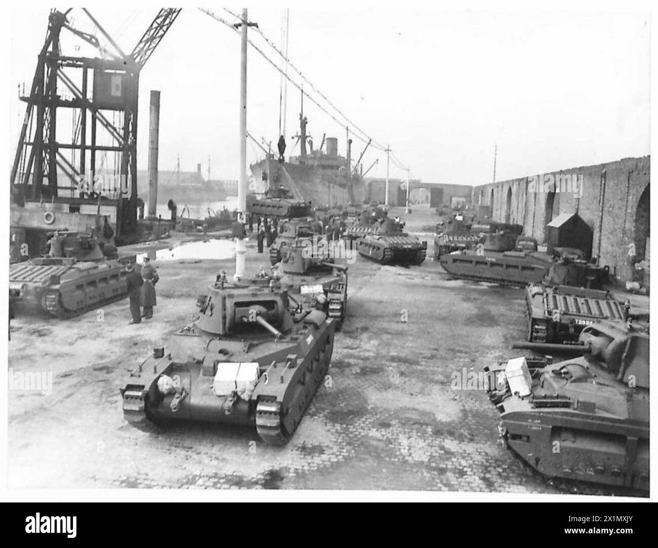I carri armati sono di stanza sulla banchina pronti per l'imbarco in Russia, mostrando le operazioni logistiche dell'esercito britannico, l'esercito britannico. Foto Stock