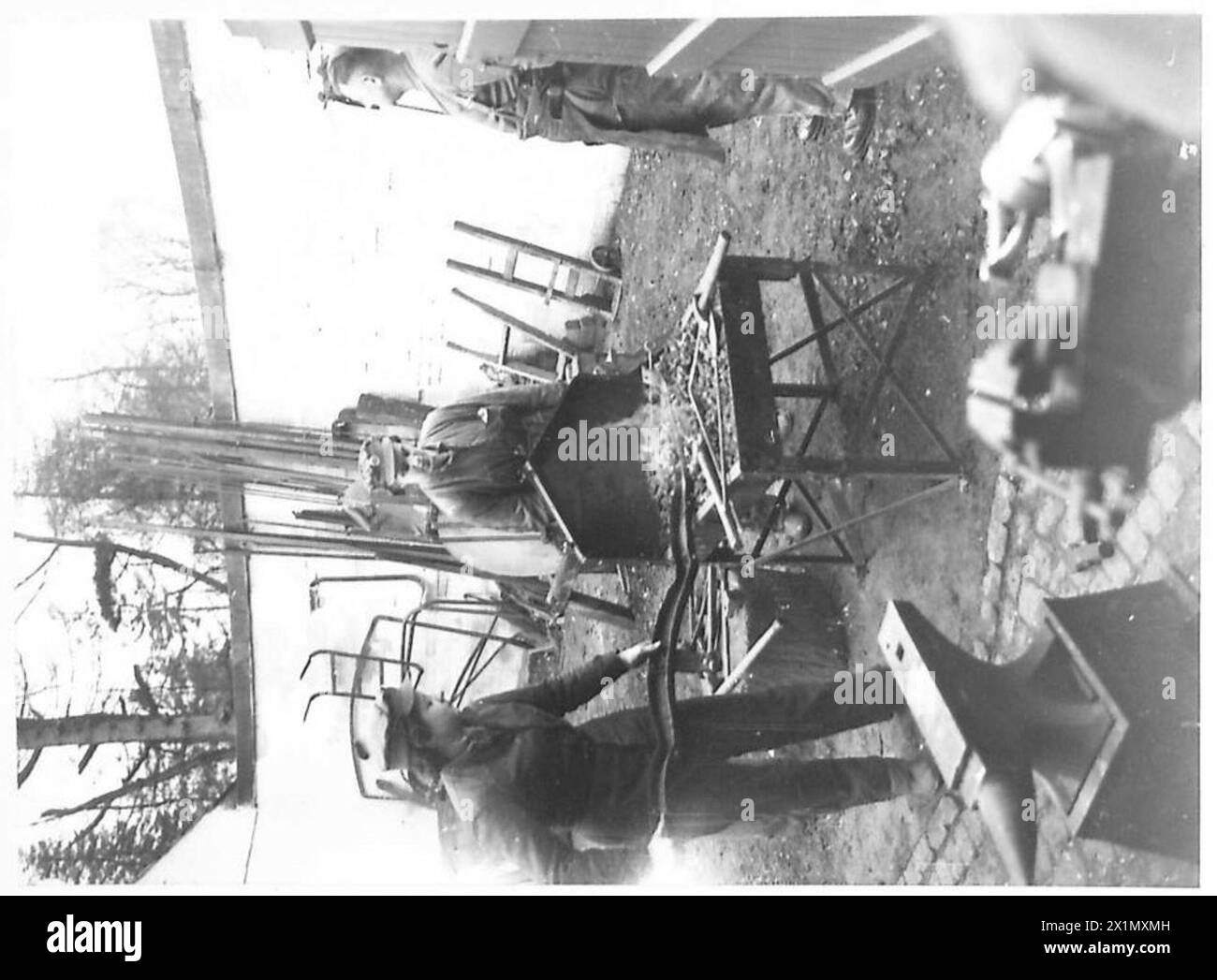 I conducenti dell'esercito dell'ATS esercitano la manutenzione dei veicoli nel negozio dei fabbri, British Army. Foto Stock