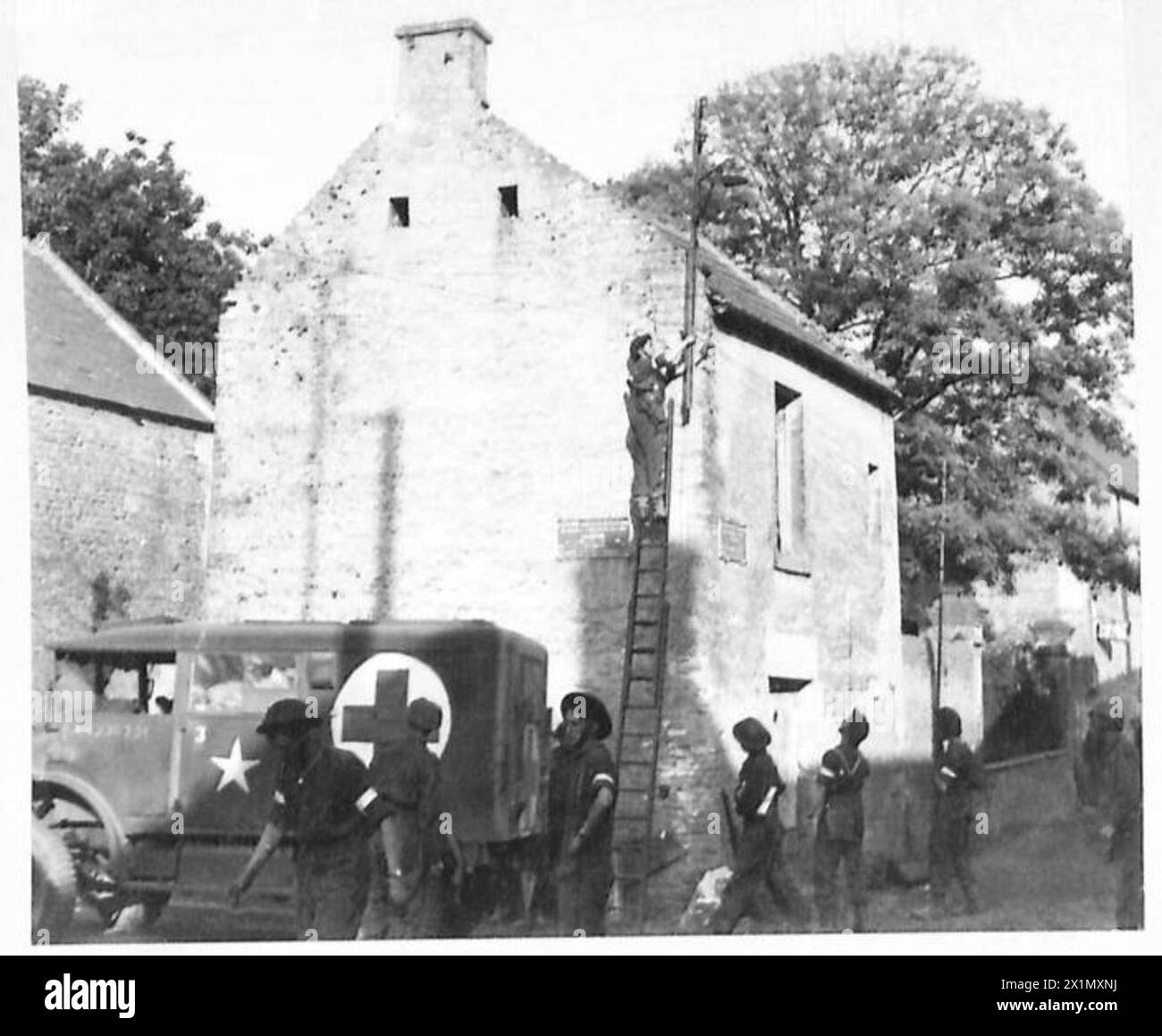 D-DAY - FORZE BRITANNICHE DURANTE L'INVASIONE DELLA NORMANDIA 6 GIUGNO 1944 - segnalatori della 50a divisione impegnati a ripristinare le comunicazioni dietro le spiagge della zona Gold, la sera del 6 giugno 1944, Foto Stock