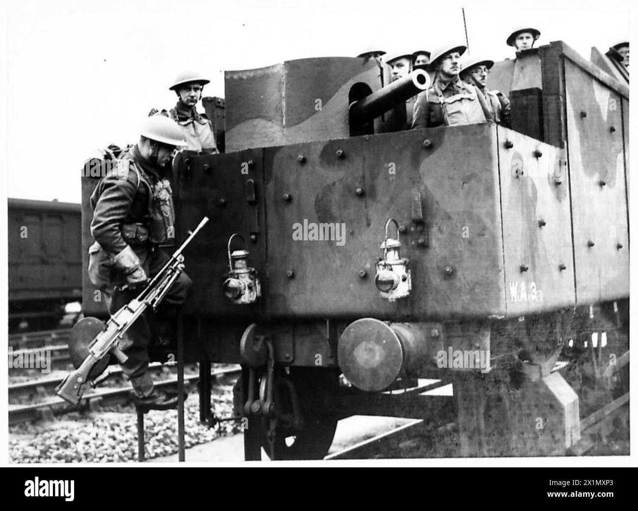 Un mitragliere Bren dell'esercito polacco si imbarca su un treno corazzato con la sua arma durante una sessione di addestramento a Tonbridge il 31 dicembre 1940. Il treno trasporta un cannone d'artiglieria da 3 libbre con uno scudo protettivo, i corpo polacco. Foto Stock